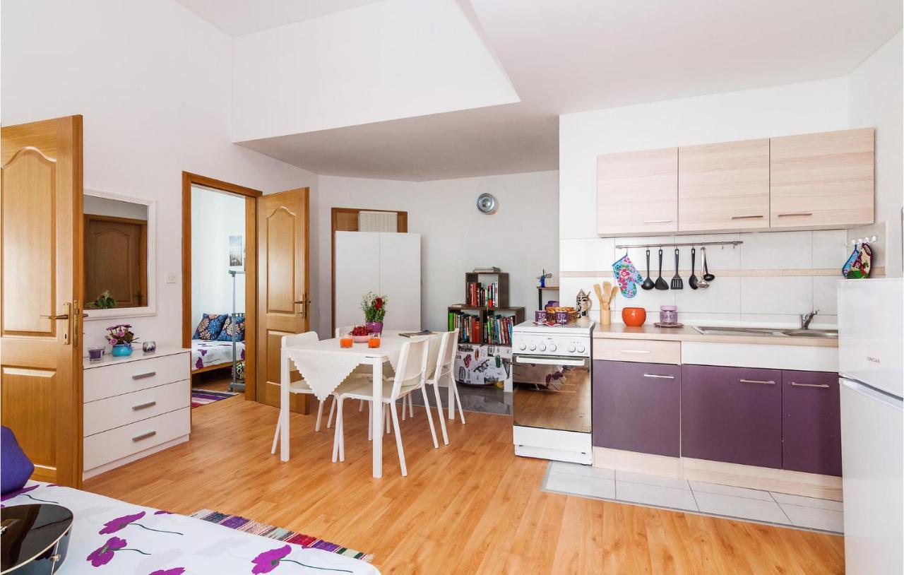 Nice Apartment In Vinjerac With Kitchen Ngoại thất bức ảnh